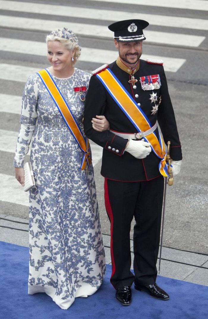 Un alcalde holandés le toca el trasero a la reina Máxima en un acto público (VÍDEO)