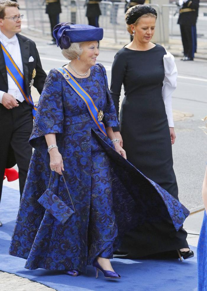 Un alcalde holandés le toca el trasero a la reina Máxima en un acto público (VÍDEO)