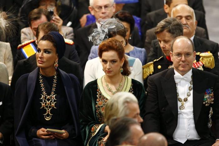 Un alcalde holandés le toca el trasero a la reina Máxima en un acto público (VÍDEO)