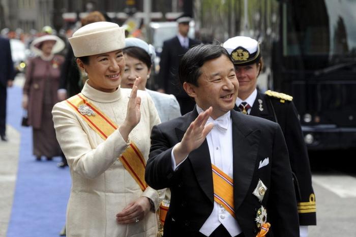 Un alcalde holandés le toca el trasero a la reina Máxima en un acto público (VÍDEO)