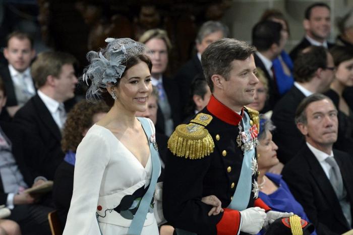 Un alcalde holandés le toca el trasero a la reina Máxima en un acto público (VÍDEO)