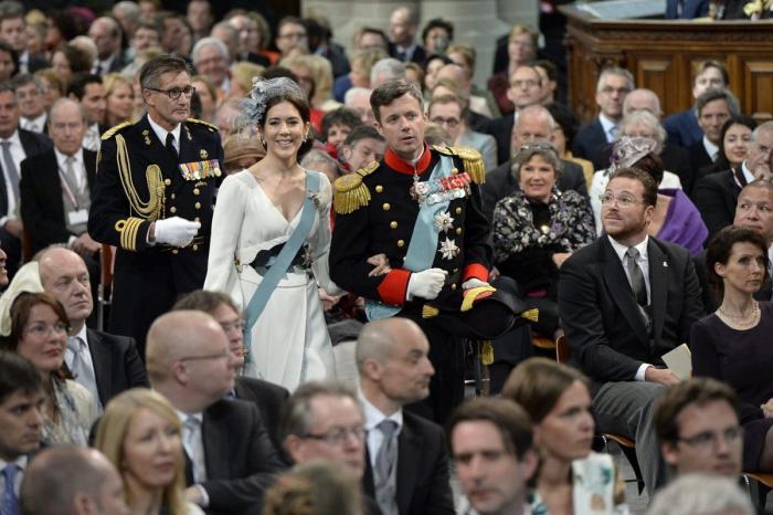 Un alcalde holandés le toca el trasero a la reina Máxima en un acto público (VÍDEO)