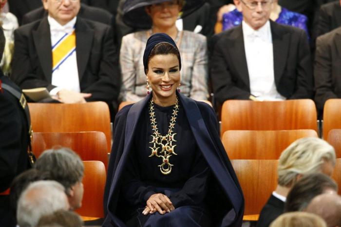 Un alcalde holandés le toca el trasero a la reina Máxima en un acto público (VÍDEO)