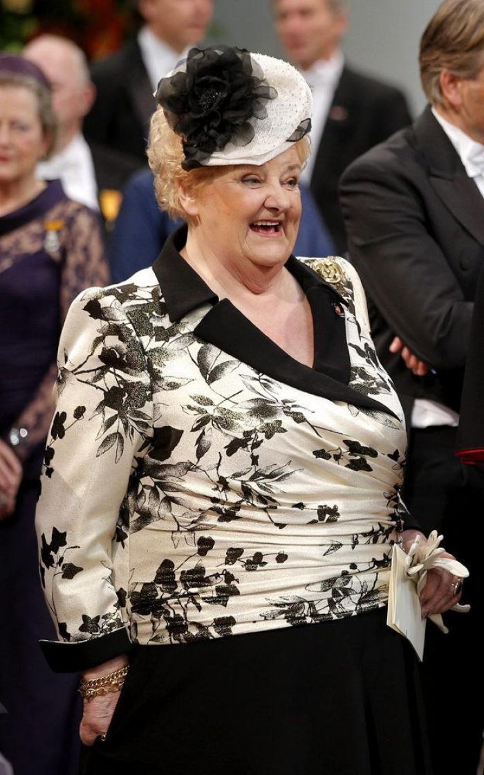 Un alcalde holandés le toca el trasero a la reina Máxima en un acto público (VÍDEO)