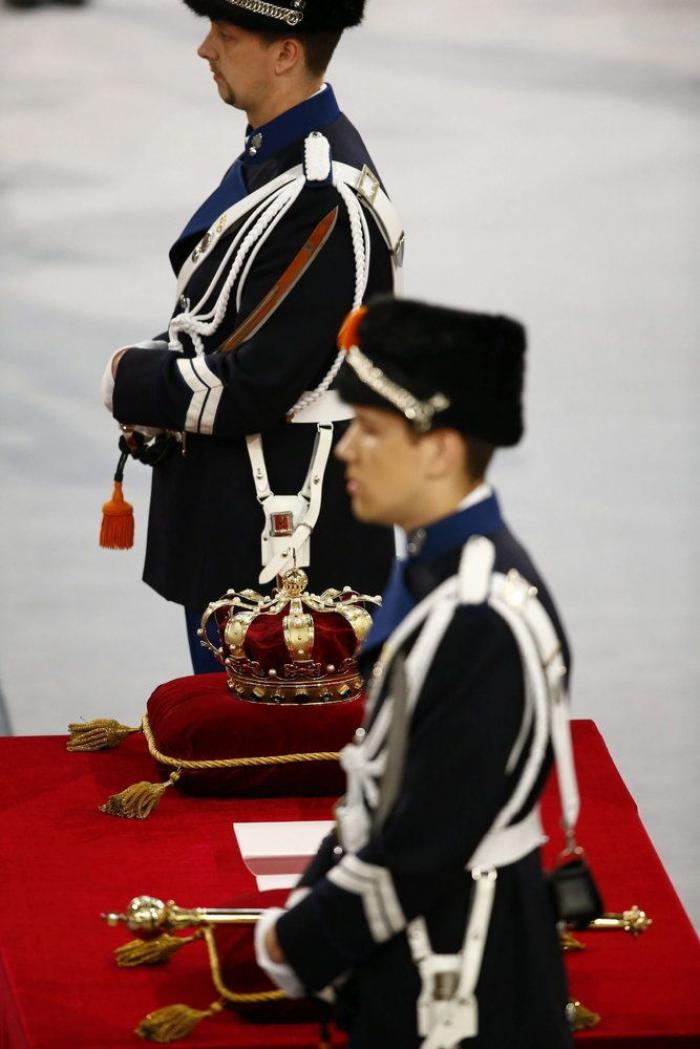 Un alcalde holandés le toca el trasero a la reina Máxima en un acto público (VÍDEO)