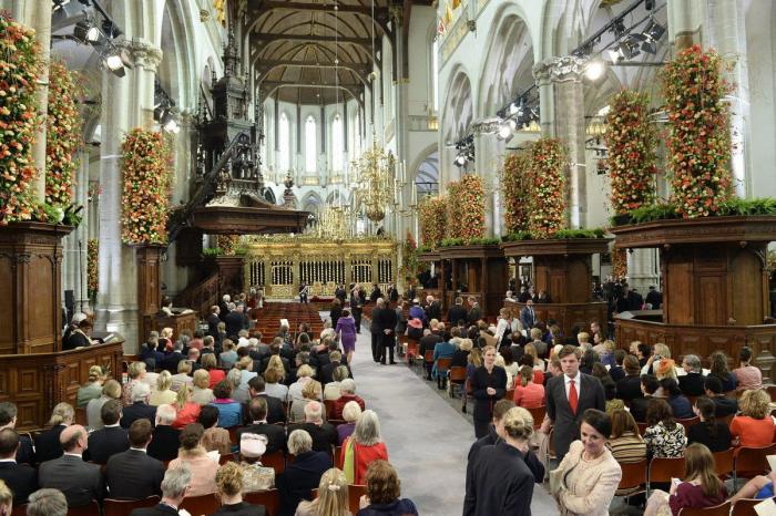 Un alcalde holandés le toca el trasero a la reina Máxima en un acto público (VÍDEO)