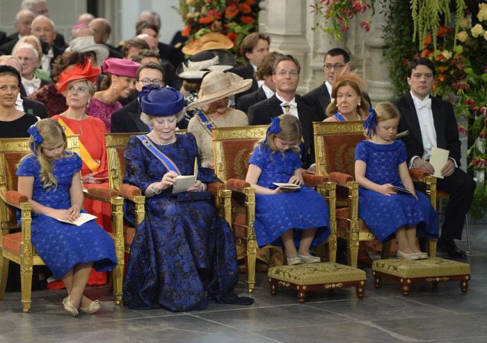 Un alcalde holandés le toca el trasero a la reina Máxima en un acto público (VÍDEO)