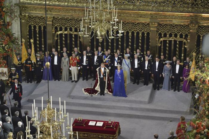 Un alcalde holandés le toca el trasero a la reina Máxima en un acto público (VÍDEO)