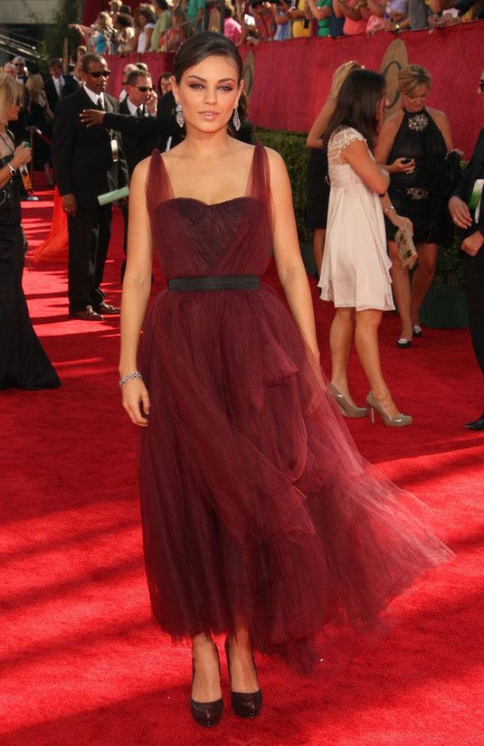 Por qué Mila Kunis da un sorbito de vino a su hija todas las semanas