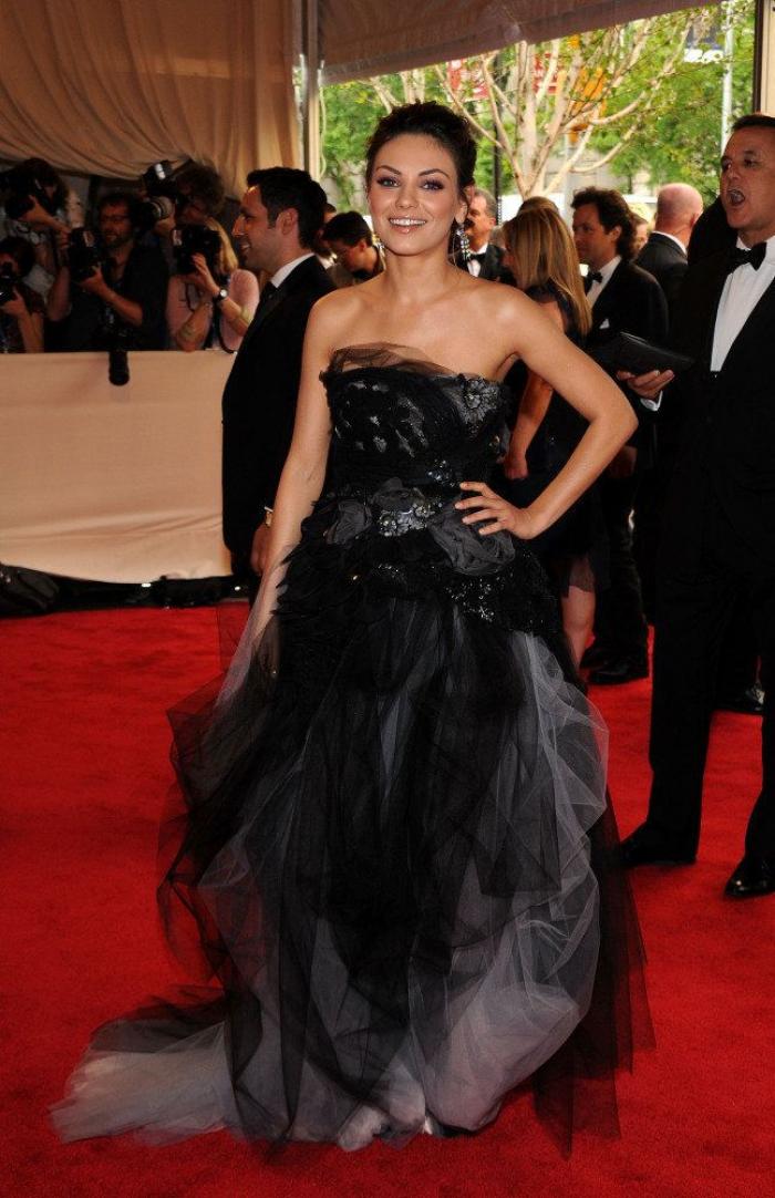 Por qué Mila Kunis da un sorbito de vino a su hija todas las semanas