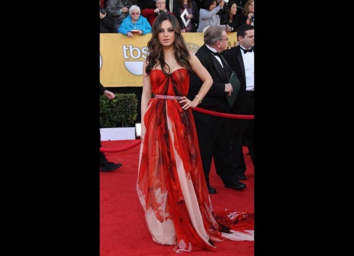 Por qué Mila Kunis da un sorbito de vino a su hija todas las semanas