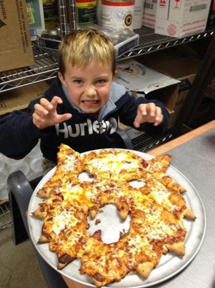La sencillísima fórmula para calentar dos pizzas a la vez en una sola bandeja