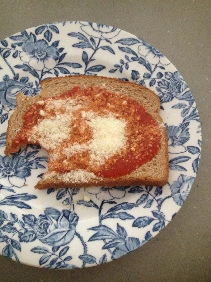 La sencillísima fórmula para calentar dos pizzas a la vez en una sola bandeja