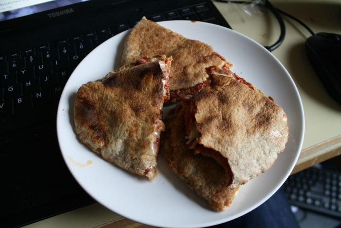 La sencillísima fórmula para calentar dos pizzas a la vez en una sola bandeja