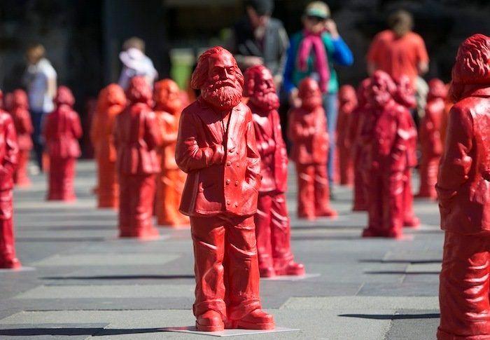 La tumba de Karl Marx en Londres, atacada con un martillo