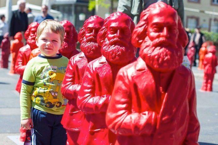 La tumba de Karl Marx en Londres, atacada con un martillo