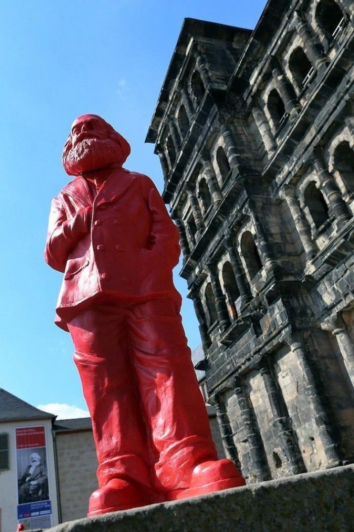 La tumba de Karl Marx en Londres, atacada con un martillo