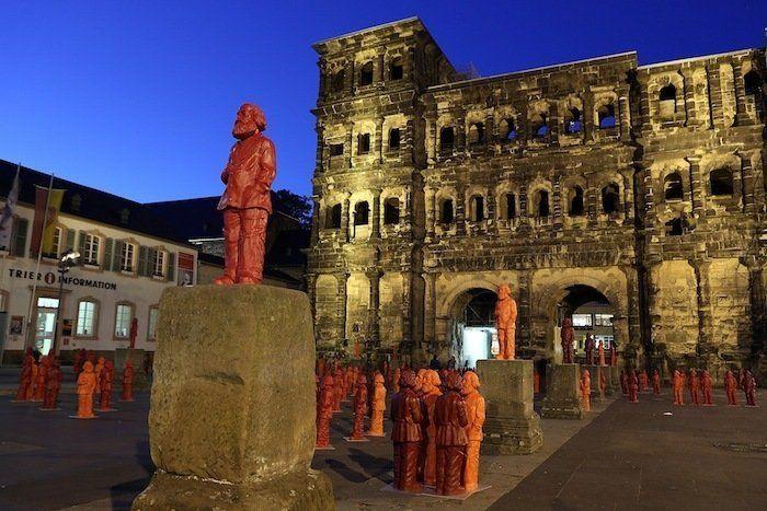 La tumba de Karl Marx en Londres, atacada con un martillo