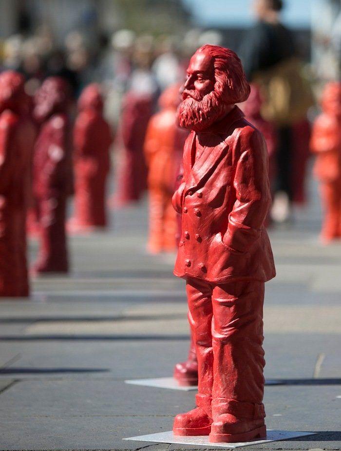 La tumba de Karl Marx en Londres, atacada con un martillo