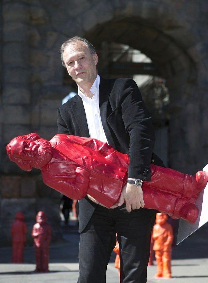 La tumba de Karl Marx en Londres, atacada con un martillo