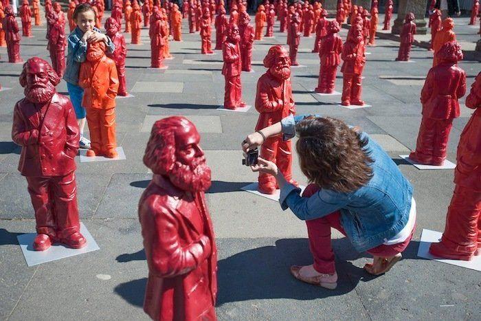 La tumba de Karl Marx en Londres, atacada con un martillo