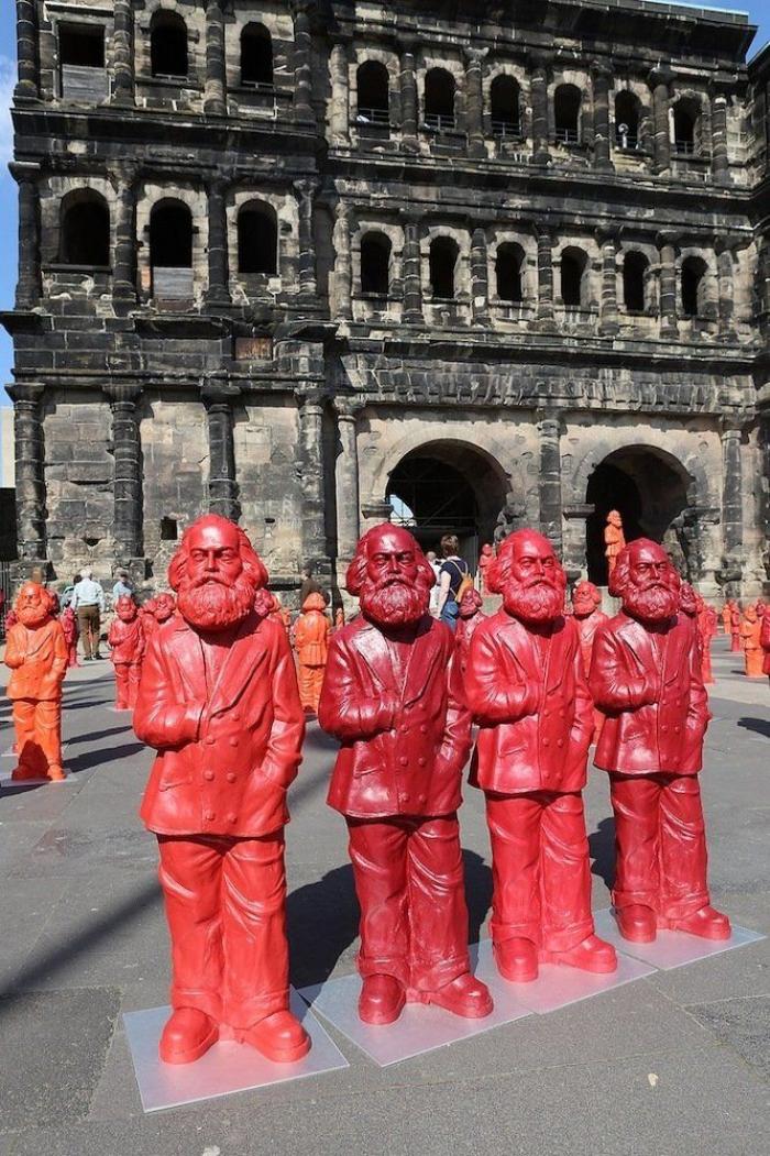 La tumba de Karl Marx en Londres, atacada con un martillo