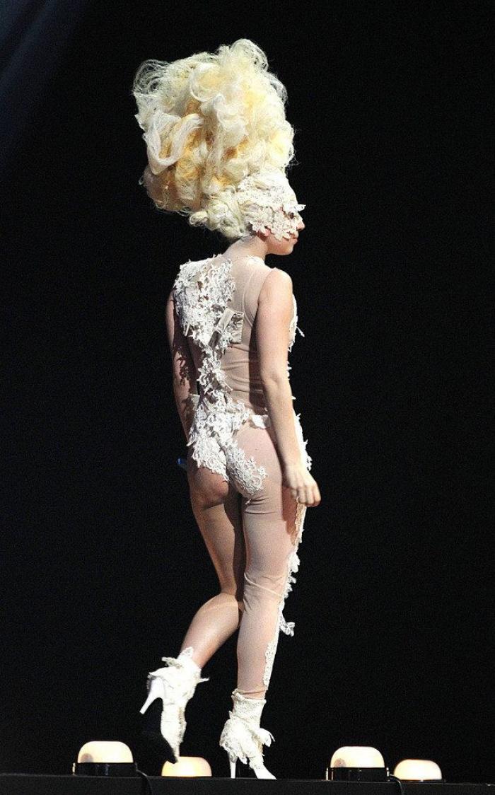 Los escotes laterales extremos de las famosas (FOTOS)