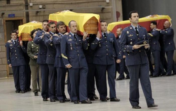 El funeral de los tres militares muertos en Canarias los homenajea por "vivir y morir por España"