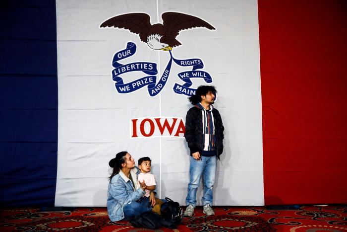 Una cadena de "inconsistencias" en el recuento retrasa los resultados del 'caucus' en Iowa