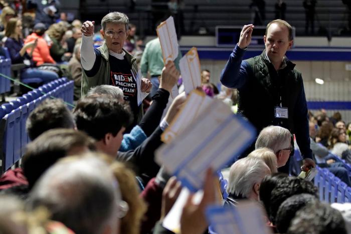 Una cadena de "inconsistencias" en el recuento retrasa los resultados del 'caucus' en Iowa