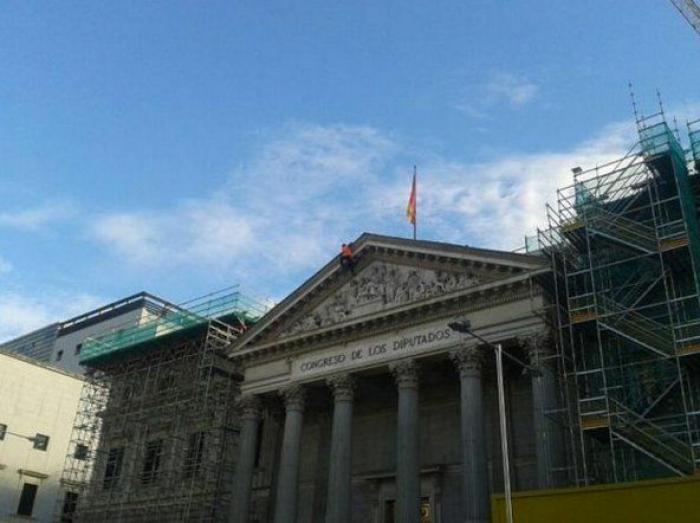 Greenpeace amordaza a los leones del Congreso contra la Ley de Seguridad