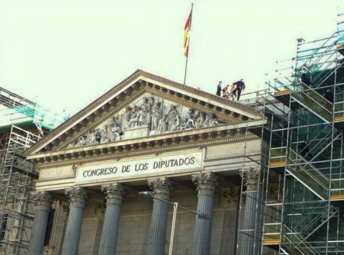 Greenpeace amordaza a los leones del Congreso contra la Ley de Seguridad