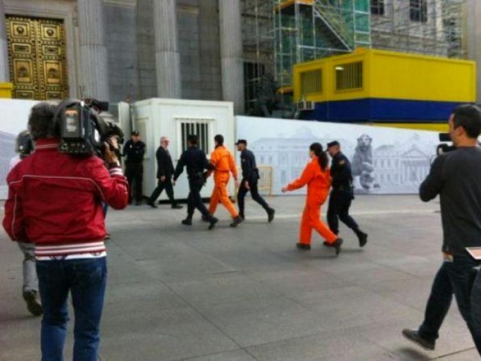 Greenpeace amordaza a los leones del Congreso contra la Ley de Seguridad