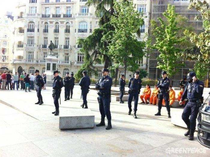 Greenpeace amordaza a los leones del Congreso contra la Ley de Seguridad