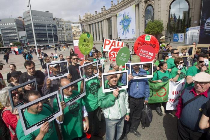 Escrache a Mariano Rajoy en el Salón del Automóvil de Barcelona con pantallas de plasma