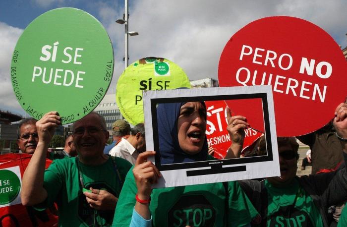 Escrache a Mariano Rajoy en el Salón del Automóvil de Barcelona con pantallas de plasma