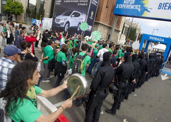 Escrache a Mariano Rajoy en el Salón del Automóvil de Barcelona con pantallas de plasma