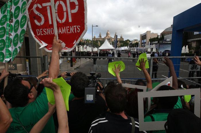 Escrache a Mariano Rajoy en el Salón del Automóvil de Barcelona con pantallas de plasma