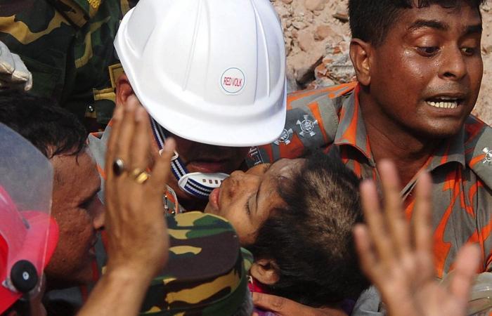 El número de fallecidos por el derrumbe de Bangladesh supera ya el millar