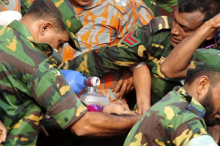 El número de fallecidos por el derrumbe de Bangladesh supera ya el millar