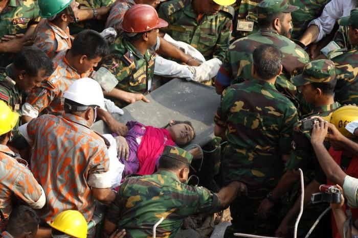 El número de fallecidos por el derrumbe de Bangladesh supera ya el millar