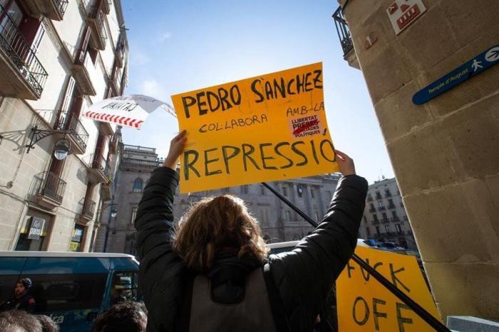 Sánchez propone a Torra constituir la mesa de diálogo entre gobiernos el lunes 24 de febrero