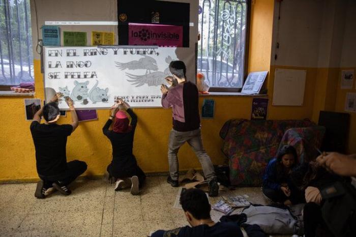 "Menos policía y más centros sociales": centenares de personas se concentran en Madrid contra el desalojo de 'La Ingobernable'