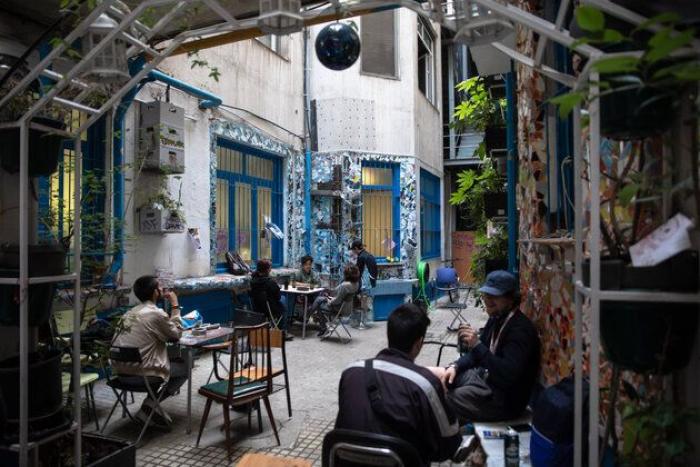 "Menos policía y más centros sociales": centenares de personas se concentran en Madrid contra el desalojo de 'La Ingobernable'