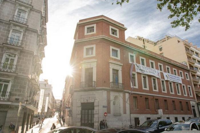 "Menos policía y más centros sociales": centenares de personas se concentran en Madrid contra el desalojo de 'La Ingobernable'