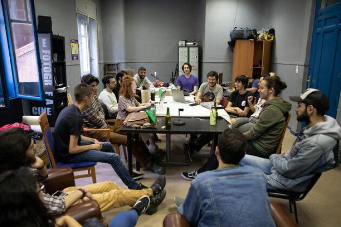 "Menos policía y más centros sociales": centenares de personas se concentran en Madrid contra el desalojo de 'La Ingobernable'