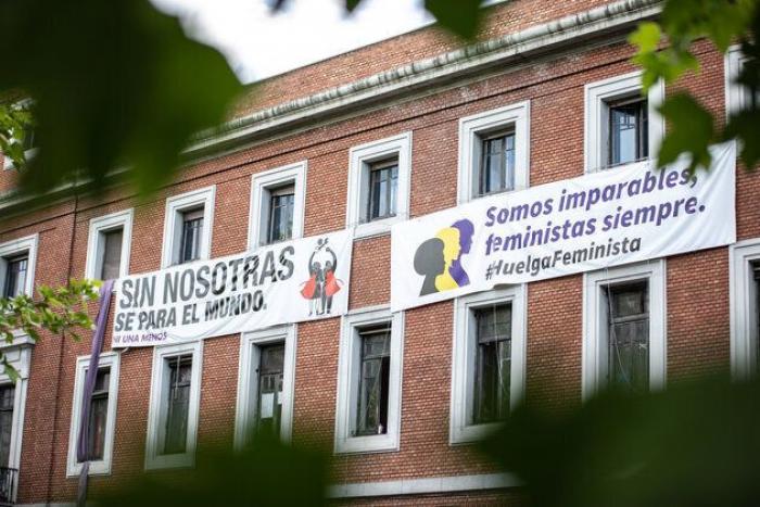 "Menos policía y más centros sociales": centenares de personas se concentran en Madrid contra el desalojo de 'La Ingobernable'