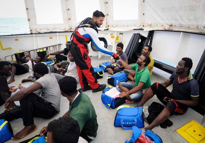 El Aquarius atraca en La Valeta, tras cinco días de espera en el mar