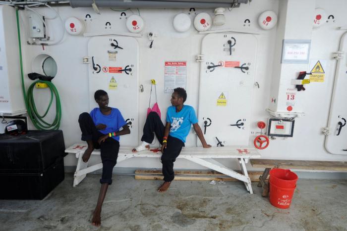 El Aquarius atraca en La Valeta, tras cinco días de espera en el mar