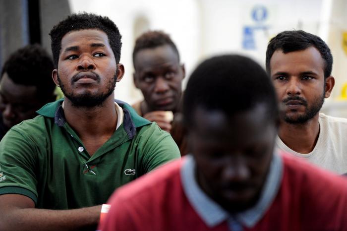 El Aquarius atraca en La Valeta, tras cinco días de espera en el mar